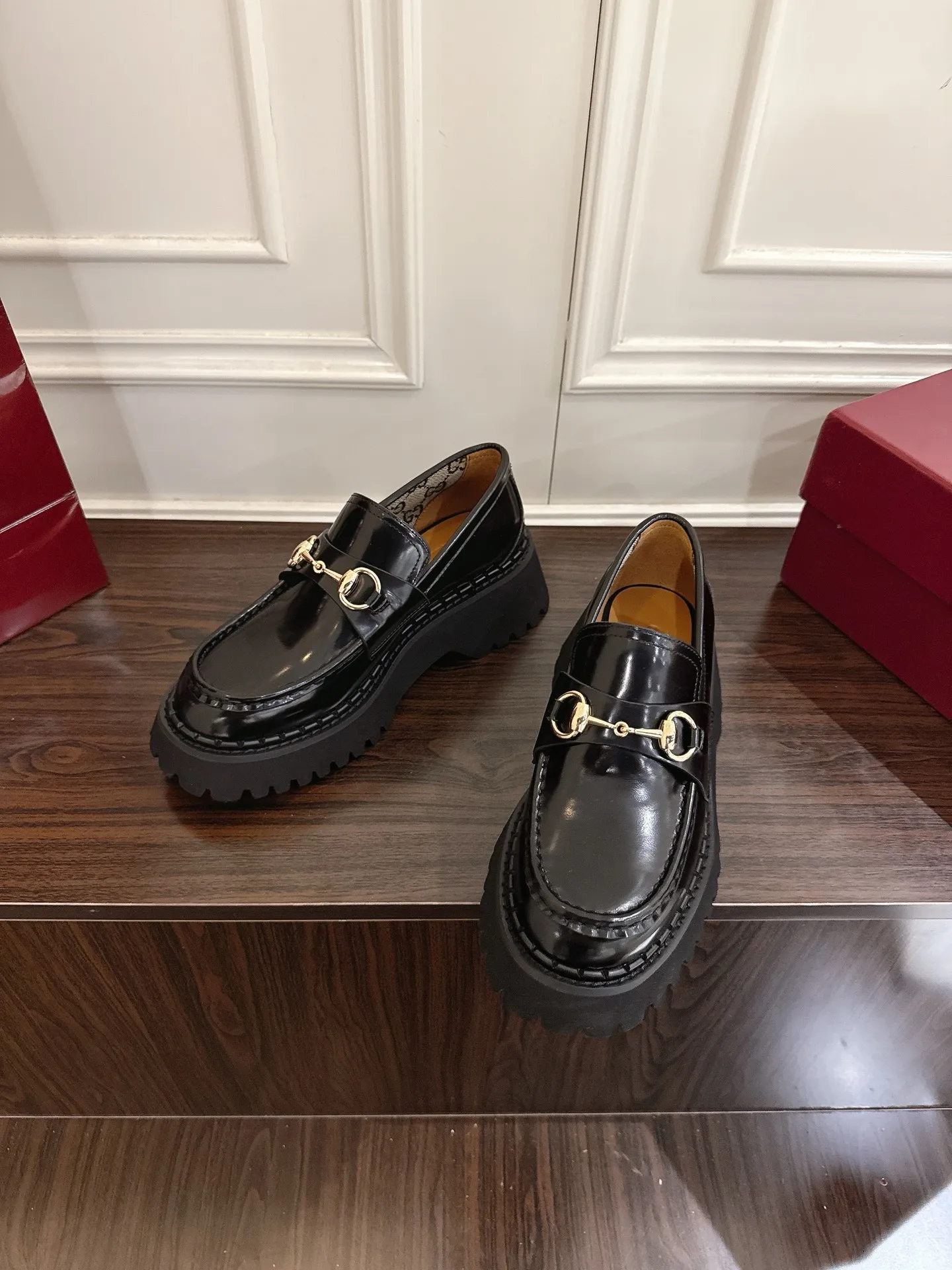 👟👟Ex-factory price 560👟👟 Gucci loafers with horsebit groove soles. As a tribute to the brand's equestrian roots, the horsebit has gone through years of baptism, integrating its rich historical heritage and modern fashion into one. Cowhide surface, sole thickness 5cm, size: 35-42# 39-46#